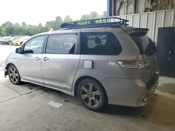 5TDXZ3DC9JS926552 2018 TOYOTA SIENNA - Image 2