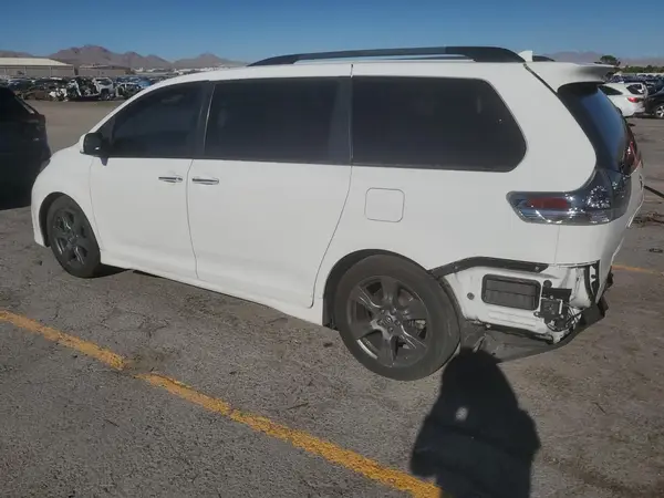 5TDXZ3DC9JS930049 2018 TOYOTA SIENNA - Image 2