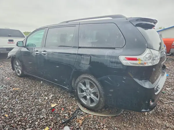 5TDXZ3DC9JS939852 2018 TOYOTA SIENNA - Image 2