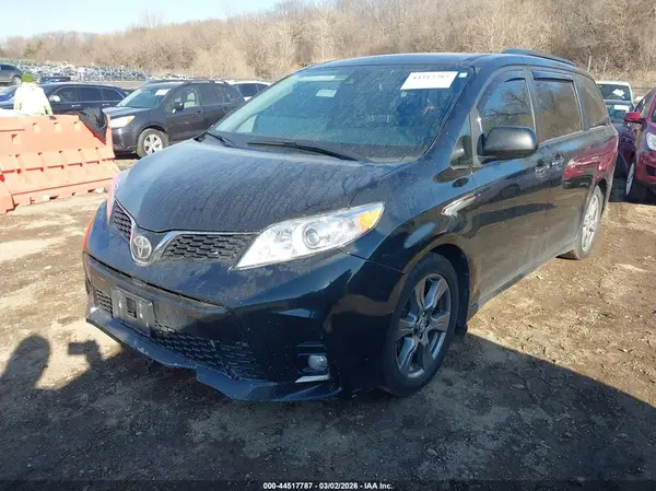 5TDXZ3DC9JS949684 2018 TOYOTA SIENNA - Image 2