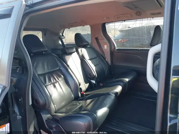 5TDXZ3DC9JS949684 2018 TOYOTA SIENNA - Image 8