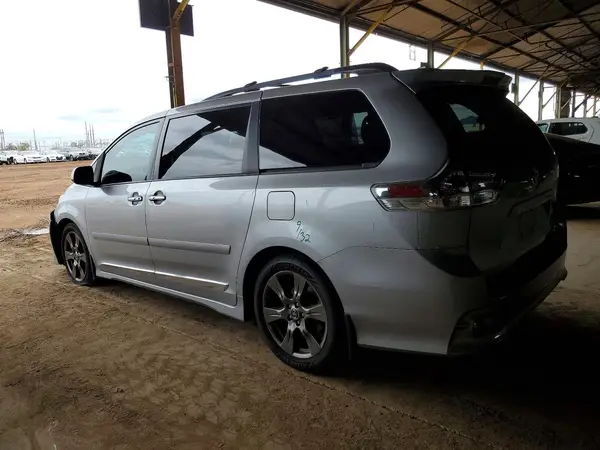 5TDXZ3DC9JS957722 2018 TOYOTA SIENNA - Image 2