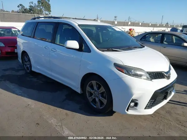 5TDXZ3DC9JS958563 2018 TOYOTA SIENNA - Image 1