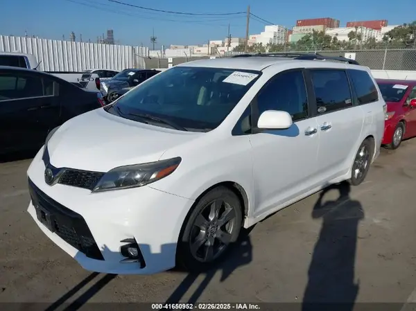 5TDXZ3DC9JS958563 2018 TOYOTA SIENNA - Image 2