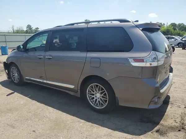 5TDXZ3DC9JS962144 2018 TOYOTA SIENNA - Image 2
