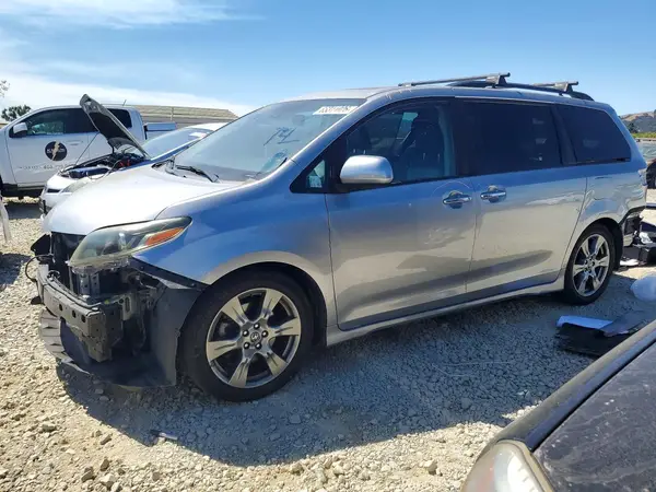 5TDXZ3DC9JS963648 2018 TOYOTA SIENNA - Image 1