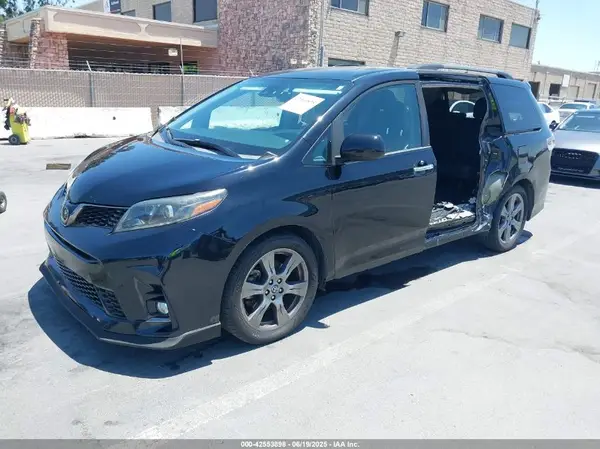 5TDXZ3DC9KS986994 2019 TOYOTA SIENNA - Image 2