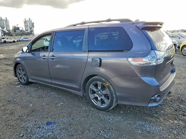 5TDXZ3DC9KS996750 2019 TOYOTA SIENNA - Image 2