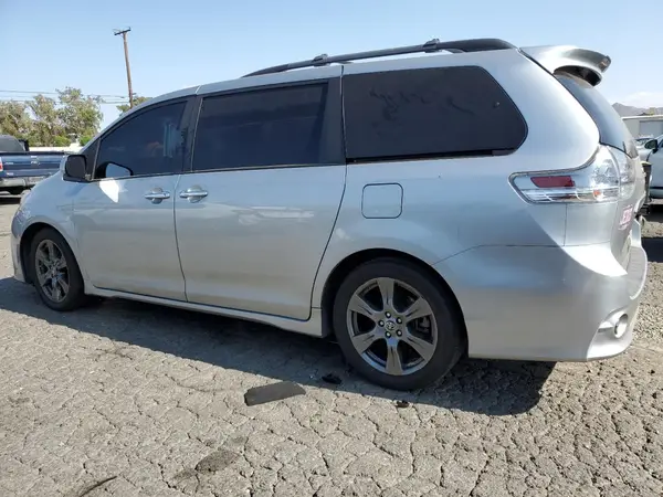5TDXZ3DC9LS051833 2020 TOYOTA SIENNA - Image 2