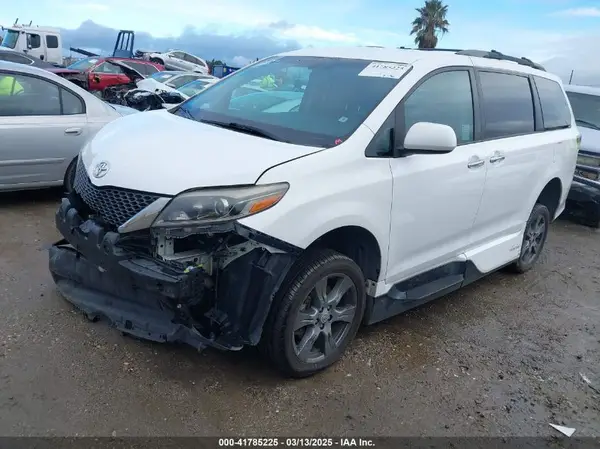 5TDXZ3DCXHS770659 2017 TOYOTA SIENNA - Image 2