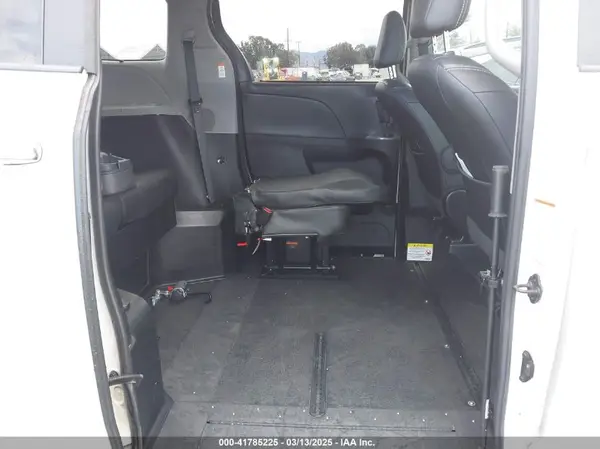 5TDXZ3DCXHS770659 2017 TOYOTA SIENNA - Image 8