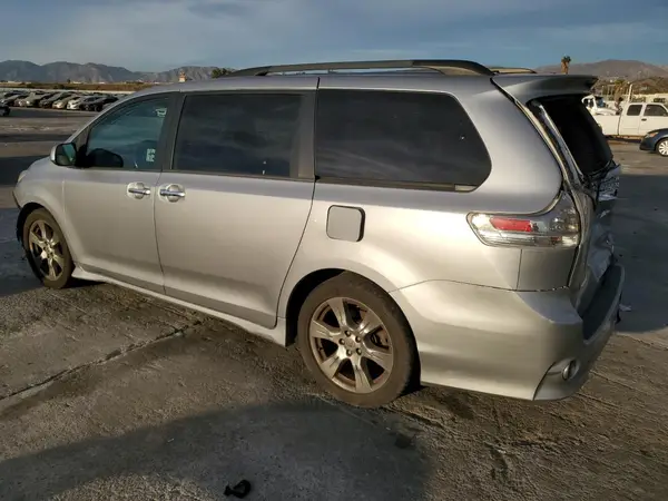5TDXZ3DCXHS800145 2017 TOYOTA SIENNA - Image 2