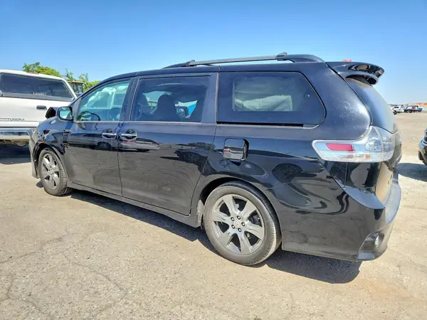 5TDXZ3DCXHS801392 2017 TOYOTA SIENNA - Image 2