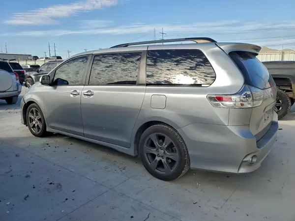 5TDXZ3DCXHS805846 2017 TOYOTA SIENNA - Image 2