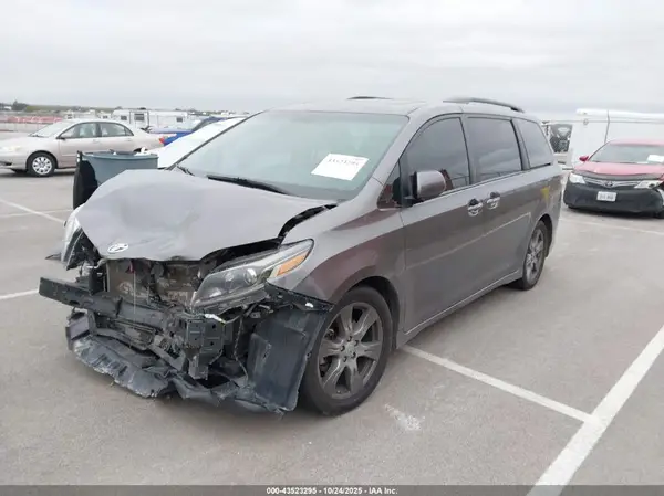 5TDXZ3DCXHS807533 2017 TOYOTA SIENNA - Image 2