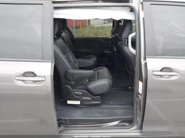 5TDXZ3DCXHS807533 2017 TOYOTA SIENNA - Image 8
