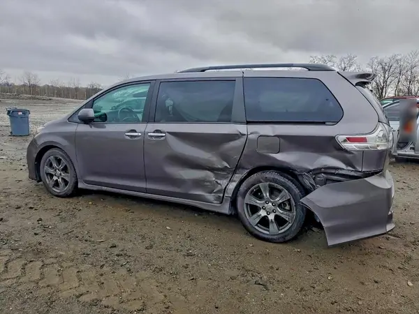 5TDXZ3DCXHS826938 2017 TOYOTA SIENNA - Image 2