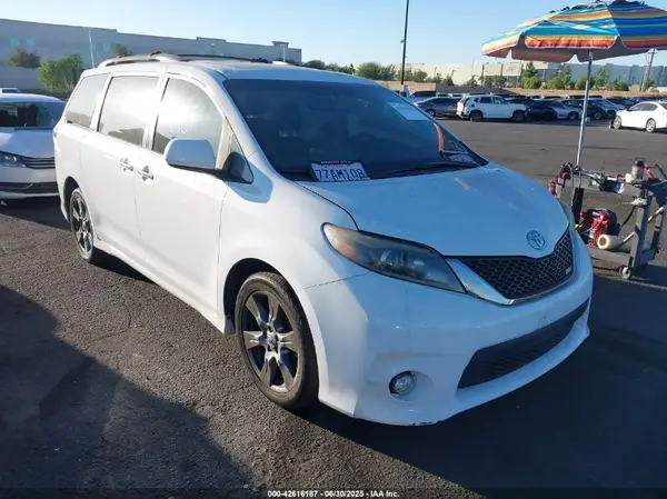 5TDXZ3DCXHS839141 2017 TOYOTA SIENNA - Image 1