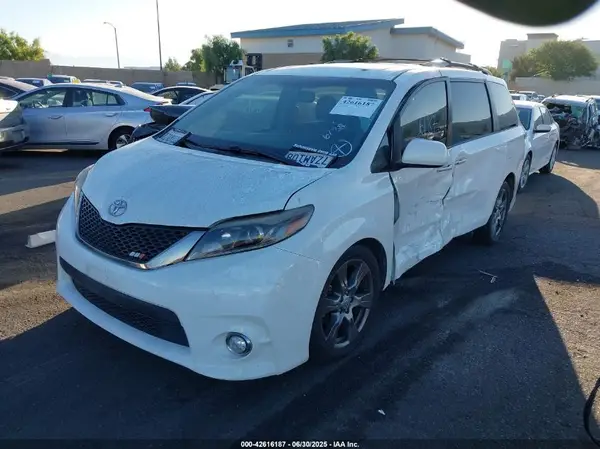 5TDXZ3DCXHS839141 2017 TOYOTA SIENNA - Image 2