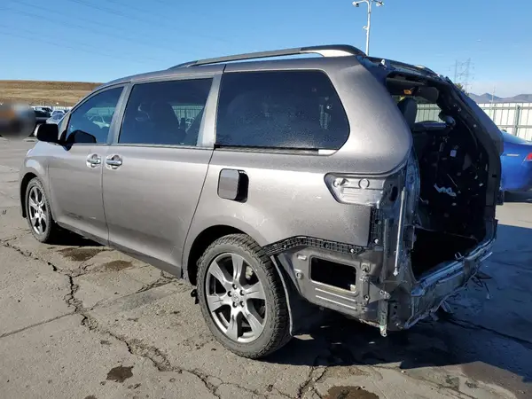 5TDXZ3DCXHS843271 2017 TOYOTA SIENNA - Image 2