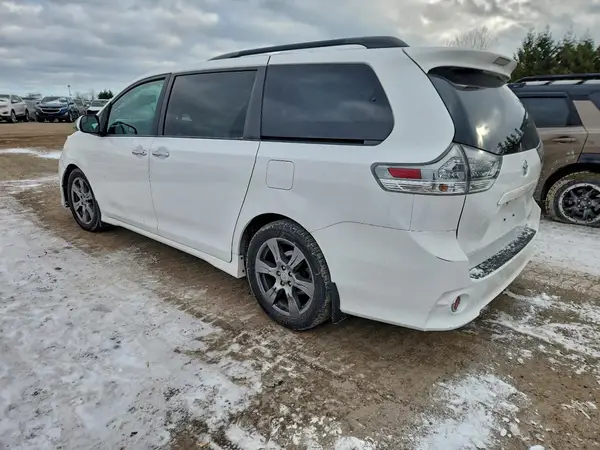 5TDXZ3DCXHS856716 2017 TOYOTA SIENNA - Image 2