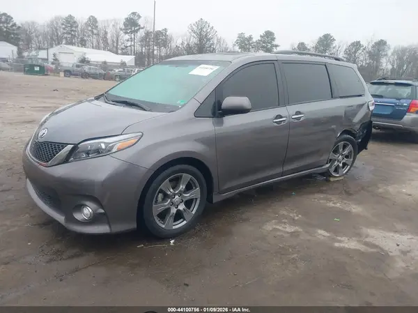 5TDXZ3DCXHS866923 2017 TOYOTA SIENNA - Image 2