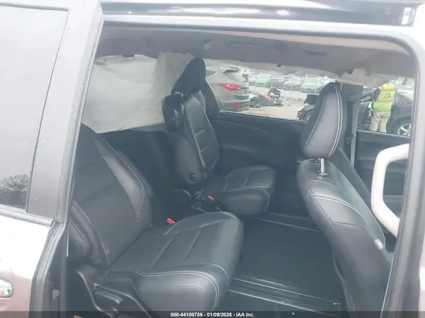 5TDXZ3DCXHS866923 2017 TOYOTA SIENNA - Image 8