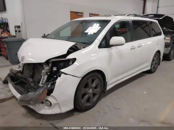 5TDXZ3DCXHS875329 2017 TOYOTA SIENNA - Image 2