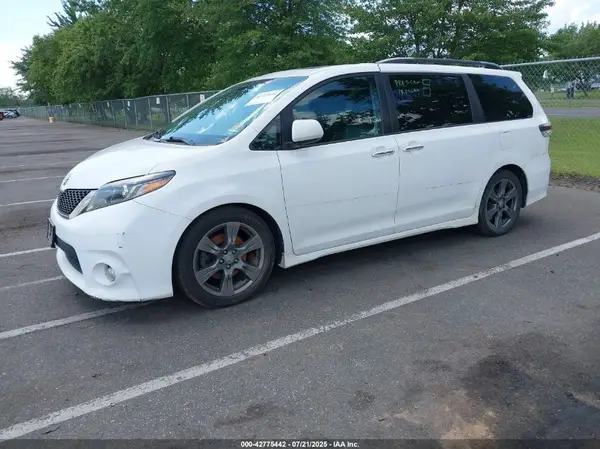 5TDXZ3DCXHS877520 2017 TOYOTA SIENNA - Image 2