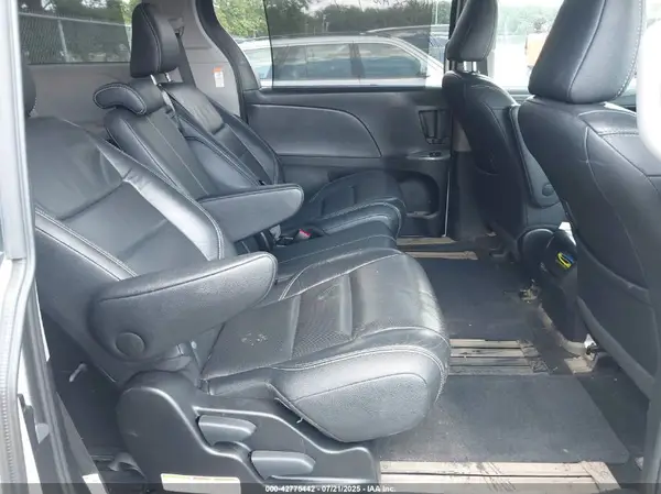 5TDXZ3DCXHS877520 2017 TOYOTA SIENNA - Image 8