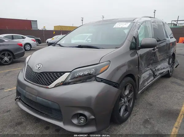 5TDXZ3DCXHS879588 2017 TOYOTA SIENNA - Image 2