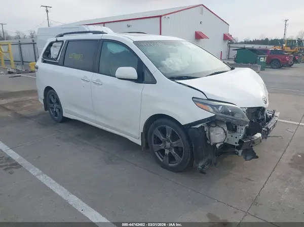 5TDXZ3DCXHS883219 2017 TOYOTA SIENNA - Image 1
