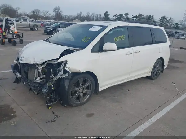 5TDXZ3DCXHS883219 2017 TOYOTA SIENNA - Image 2