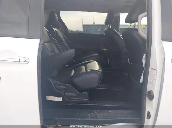 5TDXZ3DCXHS883219 2017 TOYOTA SIENNA - Image 8