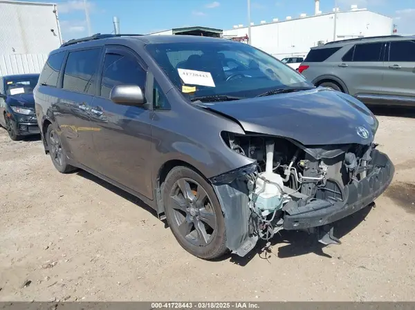 5TDXZ3DCXHS883639 2017 TOYOTA SIENNA - Image 1