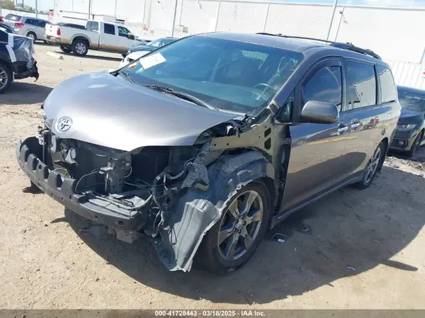 5TDXZ3DCXHS883639 2017 TOYOTA SIENNA - Image 2