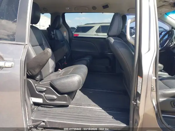 5TDXZ3DCXHS883639 2017 TOYOTA SIENNA - Image 8