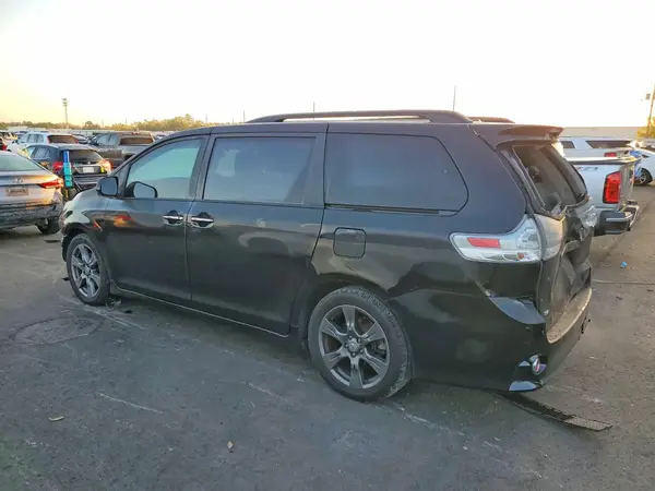 5TDXZ3DCXHS885004 2017 TOYOTA SIENNA - Image 2