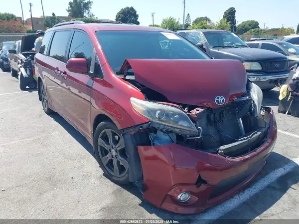 5TDXZ3DCXHS895547 2017 TOYOTA SIENNA - Image 1