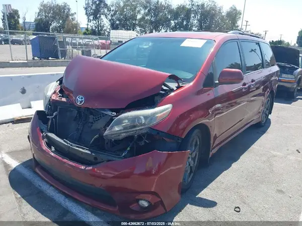 5TDXZ3DCXHS895547 2017 TOYOTA SIENNA - Image 2