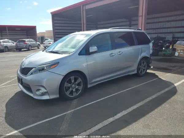 5TDXZ3DCXHS898965 2017 TOYOTA SIENNA - Image 2