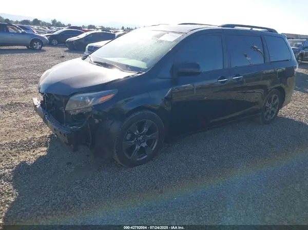 5TDXZ3DCXJS904544 2018 TOYOTA SIENNA - Image 2