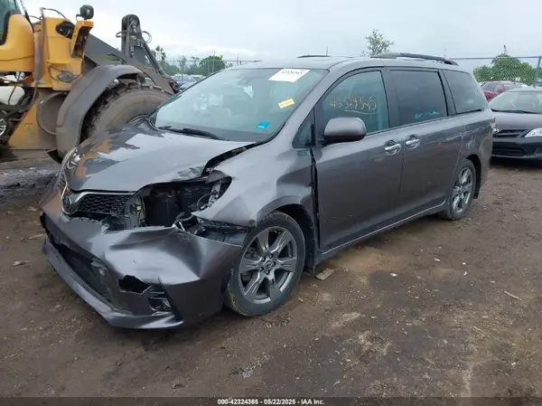 5TDXZ3DCXJS911042 2018 TOYOTA SIENNA - Image 2