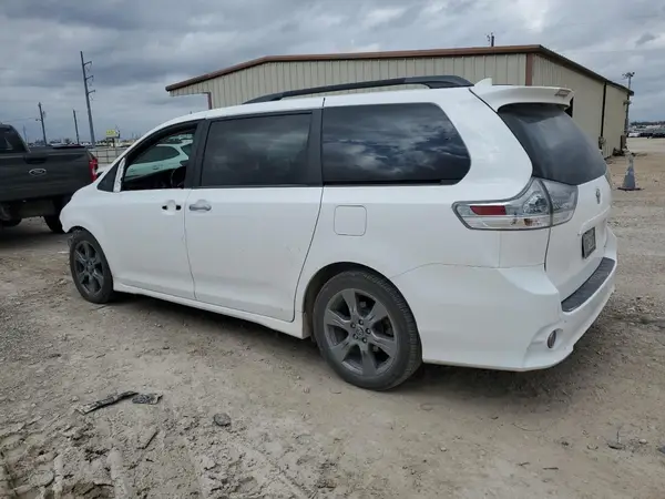 5TDXZ3DCXJS917665 2018 TOYOTA SIENNA - Image 2