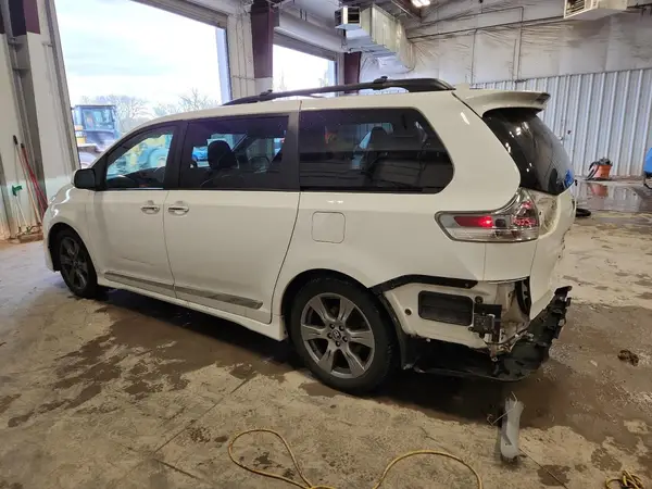 5TDXZ3DCXJS941819 2018 TOYOTA SIENNA - Image 2