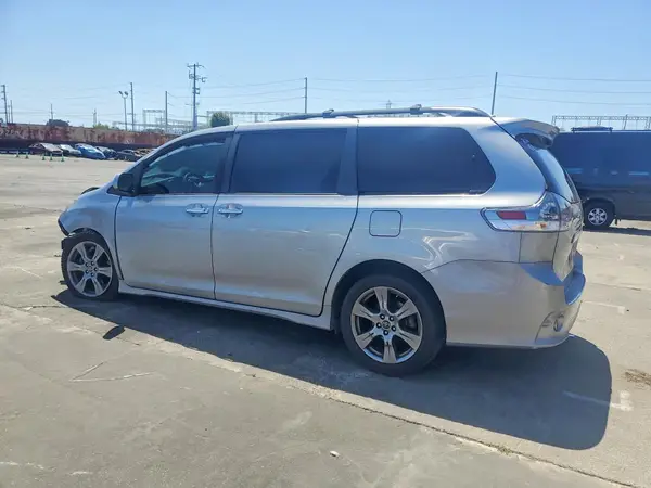 5TDXZ3DCXJS947118 2018 TOYOTA SIENNA - Image 2