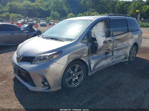 5TDXZ3DCXJS950522 2018 TOYOTA SIENNA - Image 2