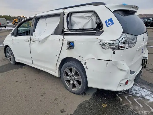 5TDXZ3DCXJS953016 2018 TOYOTA SIENNA - Image 2