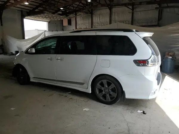 5TDXZ3DCXJS959771 2018 TOYOTA SIENNA - Image 2