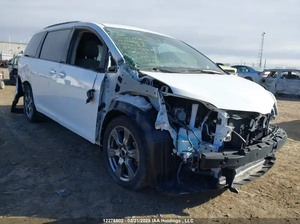 5TDXZ3DCXJS960502 2018 TOYOTA SIENNA - Image 1